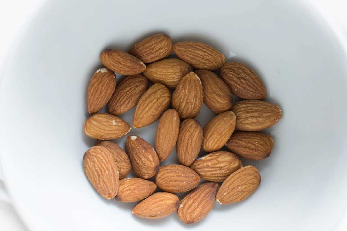 Almendras crudas con piel en un bol blanco